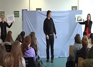 Représentation de Murder at Wimbledon par The Bear Educational Theatre dans un collège alsacien