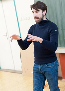 Jonathan Perrein anime pour Koalako un atelier théâtre en anglais auprès d'élèves de collège