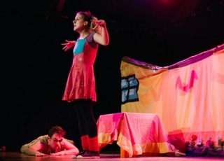 Extrait du spectacle en anglais Jackie and the Giant, par la compagnie Koalako